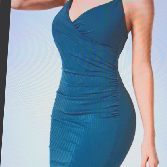 MEDIUM.    SOFTLY ZERO CROSSOVER LACEUP BACK COOL TOUCH DRESS - Picture 3 of 10